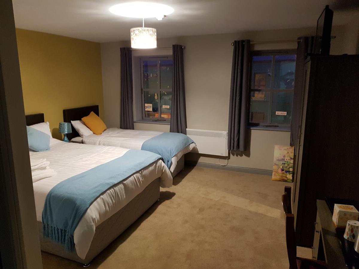 Lynch'S On The Pier Bed & Breakfast Castletownbere Exterior photo